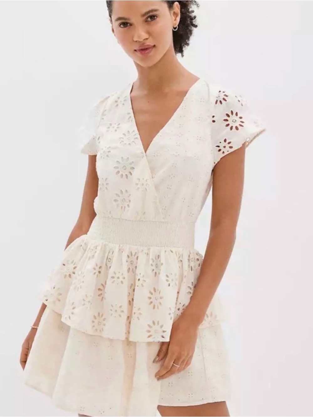 American Eagle Eyelet Mini Dress Women’s M Cream Beige Boho Tiered Ruffle V-Neck